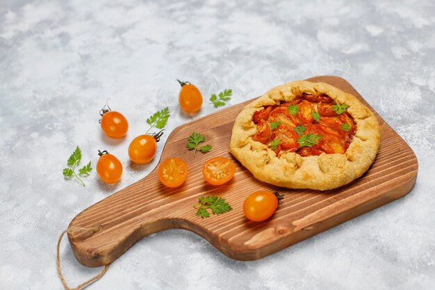 Torta caseira de galette de cereja amarela na luz cinza, vista superior, para cópia ou texto