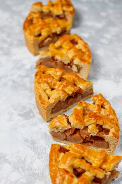 Torta caseira de pêra com canela e nozes na luz