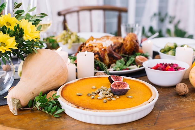 Foto grátis torta de abóbora na mesa festiva com comida