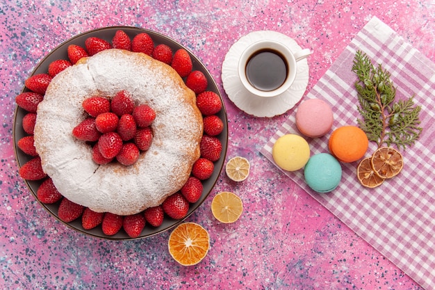 Torta de açúcar em pó bolo de morango com macarons no rosa