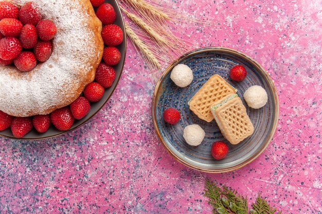 Torta de açúcar em pó e bolo de morango com waffles rosa