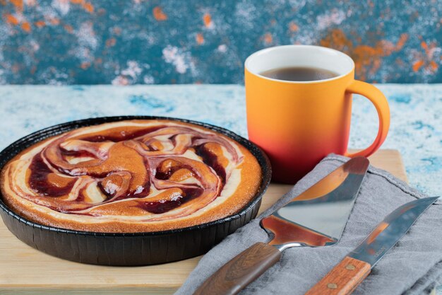 Torta de calda de morango servida com uma xícara de chá.