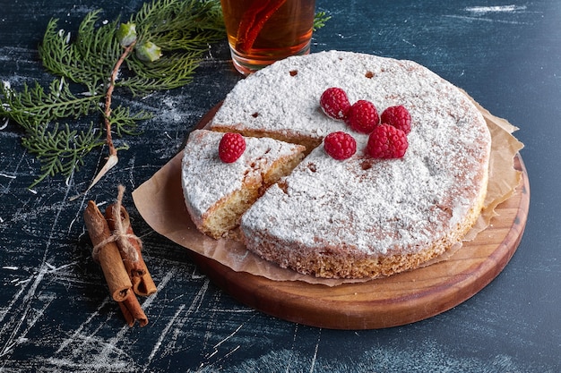 Torta de cenoura com açúcar em pó por cima.