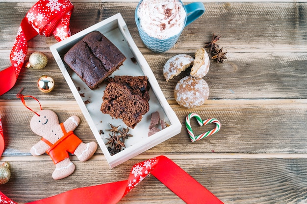 Foto grátis torta de chocolate com pão na mesa