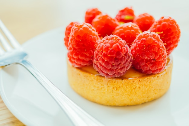 Torta de creme de sobremesa doce com framboesa no topo