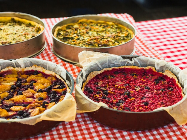 Foto grátis torta de frutas caseira tradicional na toalha de mesa quadriculada