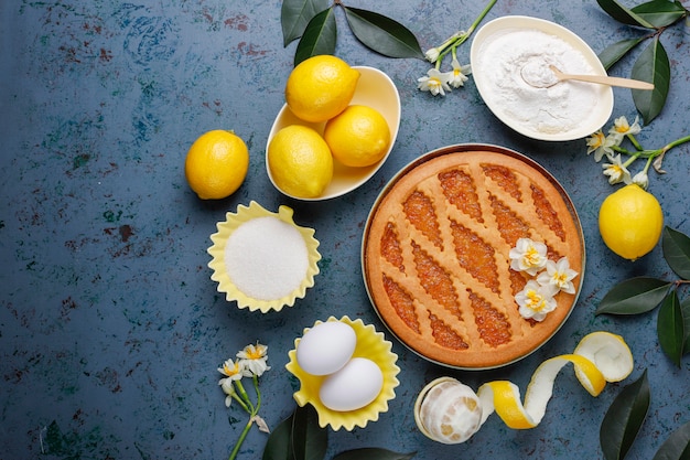 Torta de limão delicioso com limões frescos, vista superior