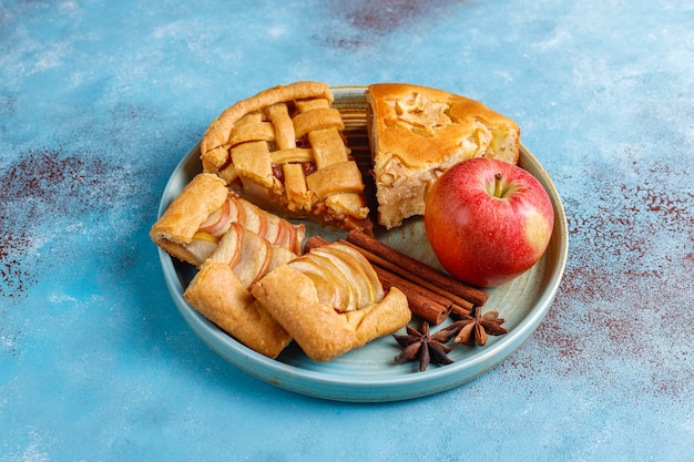 Torta de maçã caseira, bolo e galette.