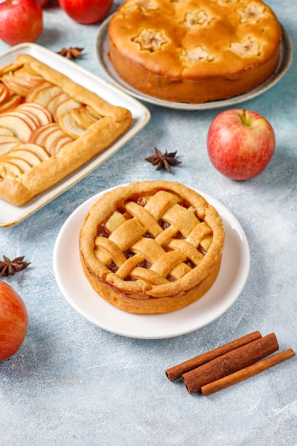 Torta de maçã caseira, bolo e galette.