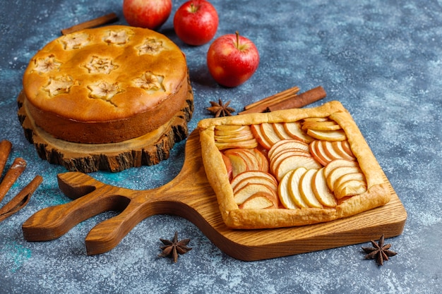 Torta de maçã caseira, bolo e galette.