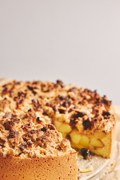 Foto grátis torta de maçã coberta com crumble e nozes torradas