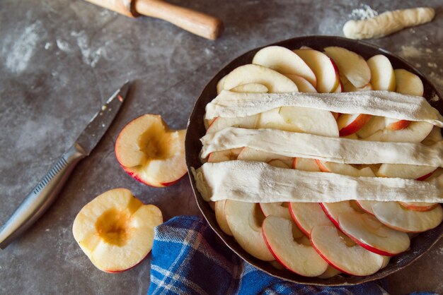 Torta de maçã com frutas cortadas ao meio na mesa