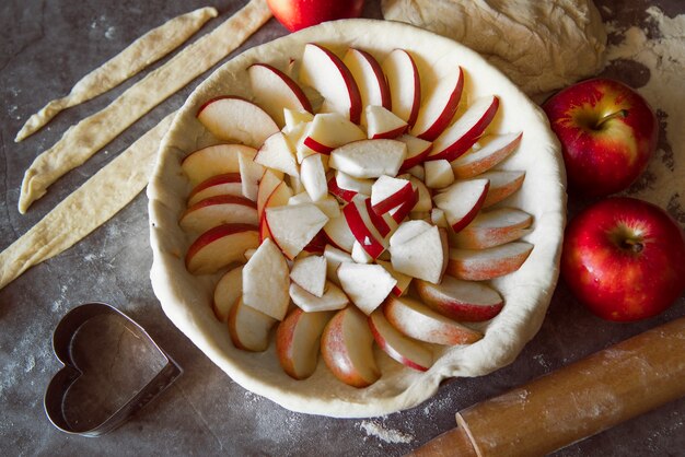 Torta de maçã deliciosa pronta para assar