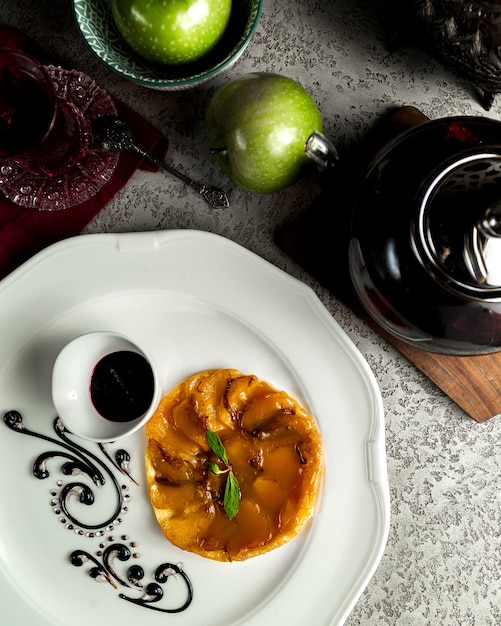 Torta de maçã servida com calda de frutas