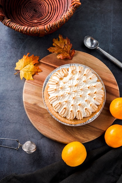 Foto grátis torta de merengue laranja de alto ângulo vista