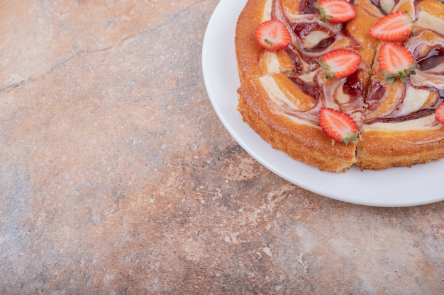 Torta de morango com calda de chocolate em prato branco