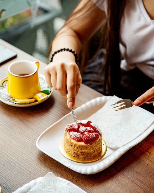 Torta de morango em cima da mesa