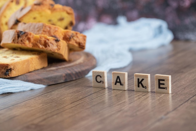 Torta de sultana clássica cortada em uma placa de madeira.