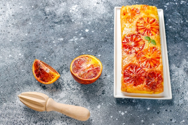 Torta de torta de sobremesa francesa deliciosa com laranja de sangue.