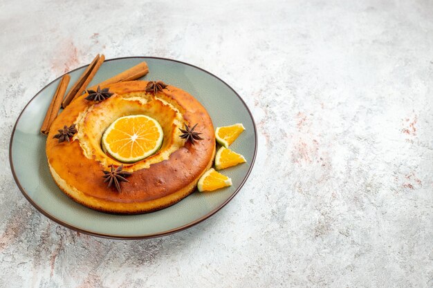 Torta deliciosa de vista frontal deliciosa sobremesa para chá com fatias de laranja no fundo branco torta de frutas torta de chá biscoito doce sobremesa