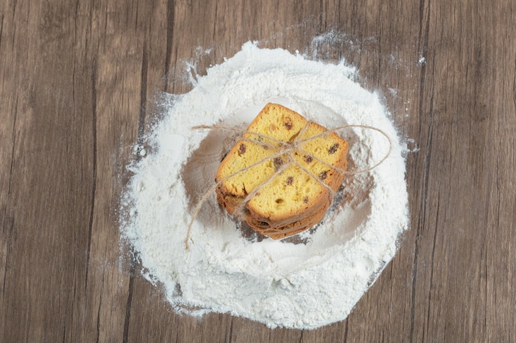 Foto grátis torta doce com ingredientes na mesa de madeira.