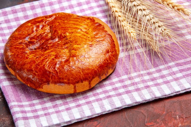 Torta doce de vista frontal para chá na mesa escura torta doce