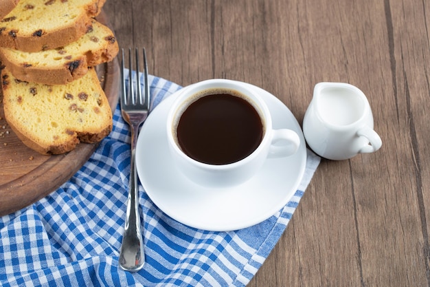 Torta doce e saborosa servida com uma xícara de café ou chocolate quente.