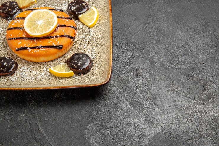 Foto grátis torta doce gostosa de vista frontal com calda de chocolate e rodelas de limão no fundo cinza torta de bolo biscoito massa biscoito doce