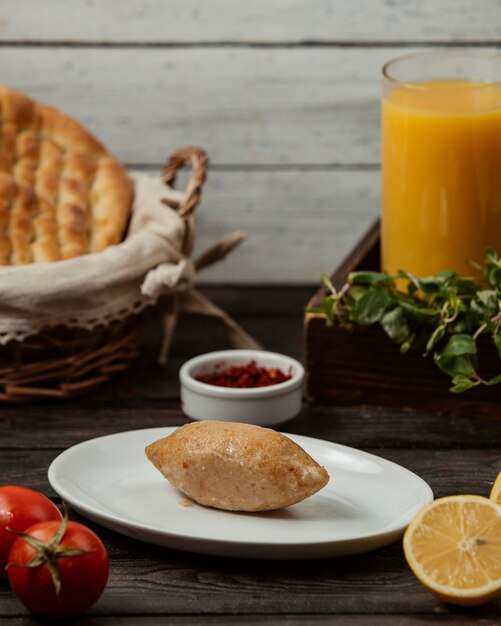 Torta frita com carne e laranja fresca