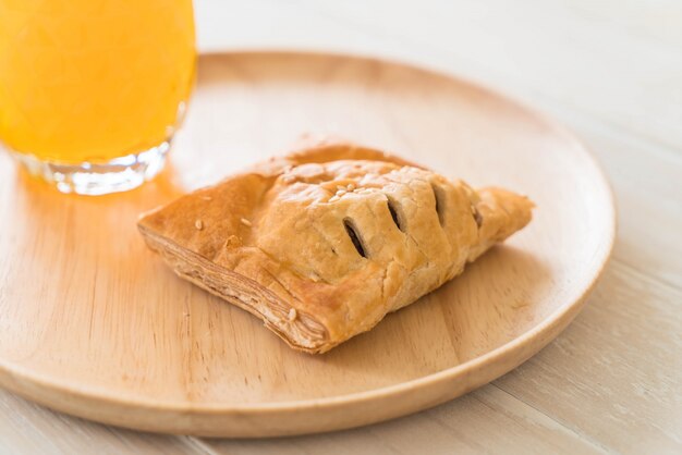 Torta no prato de madeira