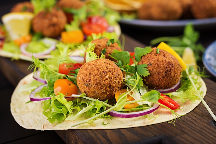 Foto grátis tortilha com falafel e salada fresca. tacos veganos. comida vegetariana saudável.