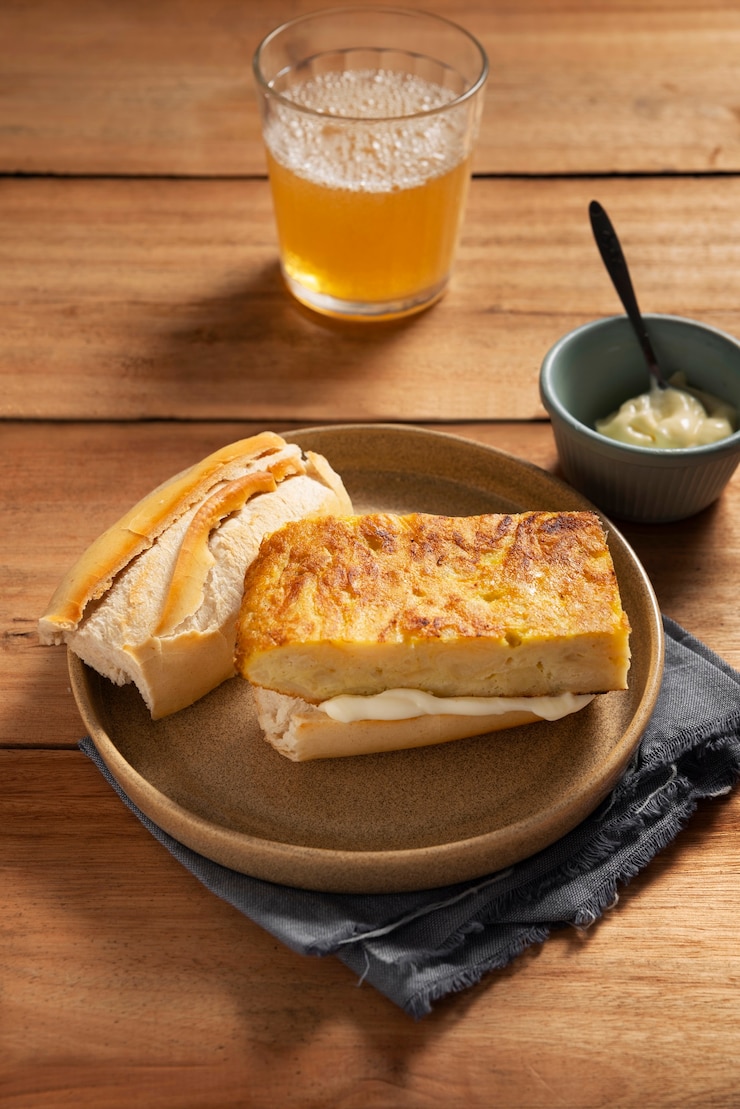 Foto grátis tortilha espanhola deliciosa de alto ângulo ainda vida