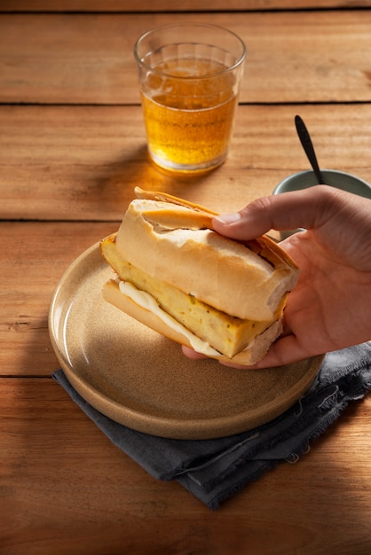 Foto grátis tortilha espanhola deliciosa de alto ângulo ainda vida