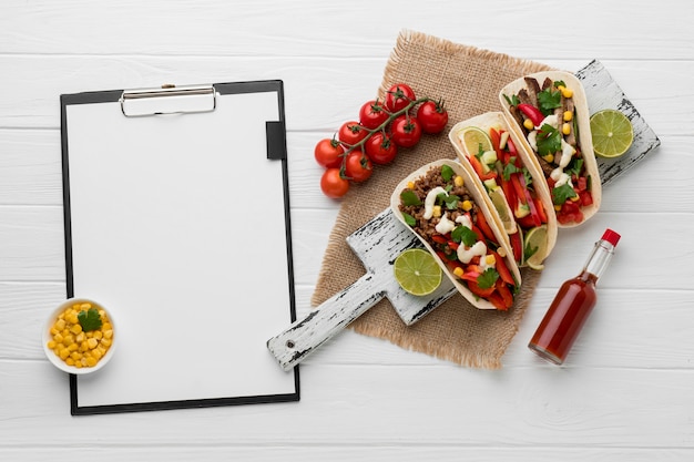 Tortilhas de vista superior com carne fresca e legumes