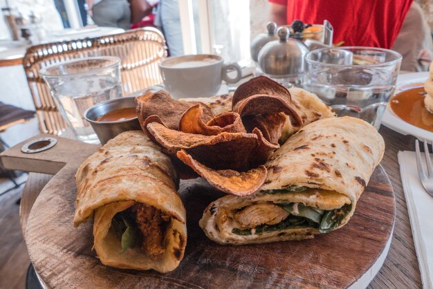 Tortilhas em tábua de madeira em café