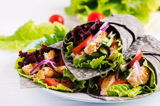 Foto grátis tortilla com choco de tinta adicional com frango e legumes