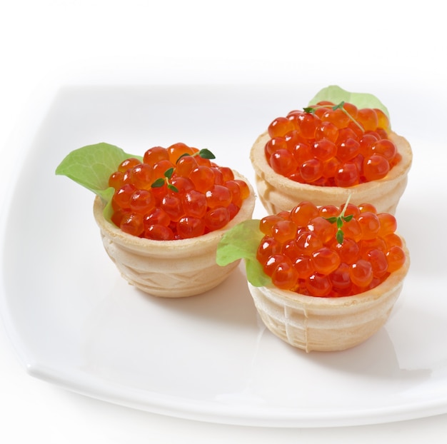 Tortinhas com caviar vermelho