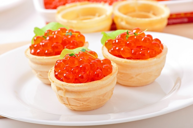 Tortinhas com caviar vermelho