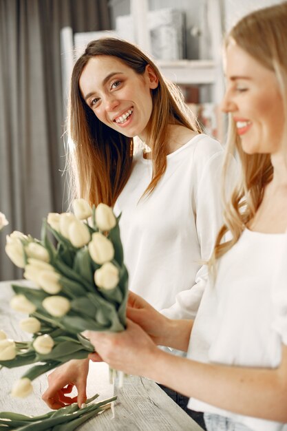 Trabalhador com flores. As mulheres fazem um buquê.