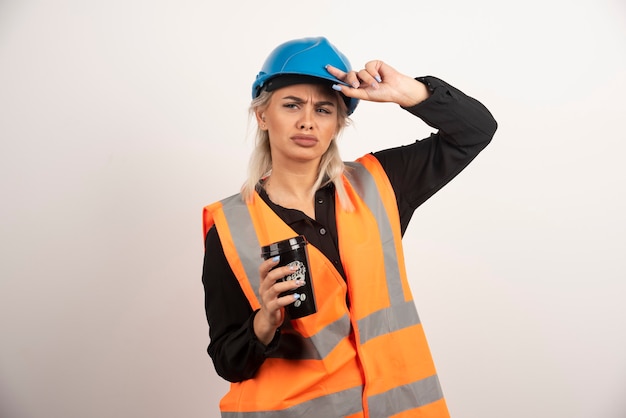 Trabalhador da construção civil com uma xícara de chá se sentindo triste. Foto de alta qualidade