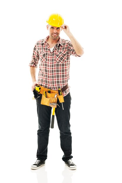 Trabalhador da construção civil feliz com capacete amarelo