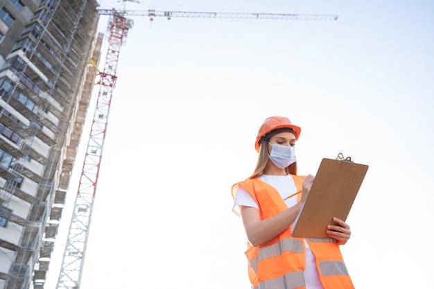 Trabalhador da construção civil no local