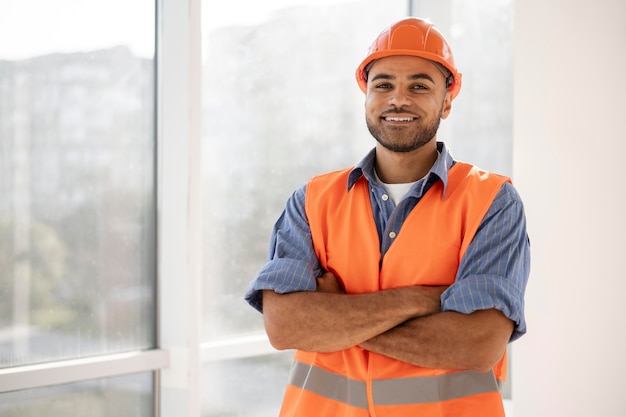 Trabalhador Da Construção Civil Em Casa Em Construção. Trabalhador Da  Construção De Um Homem, Um Local De Trabalho. Retrato Do Con Foto de Stock  - Imagem de casa, empregado: 278076726