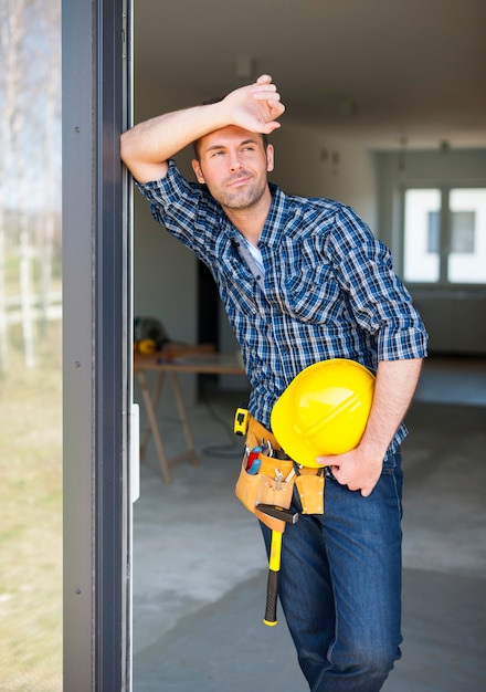 Trabalhador da construção civil relaxando ao ar livre durante o trabalho