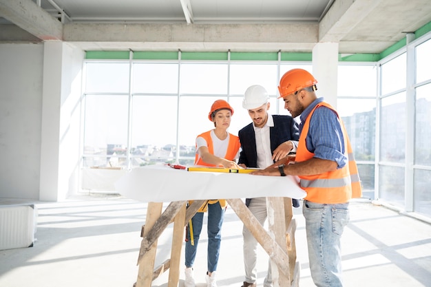 Trabalhador de construção civil no local com arquiteto