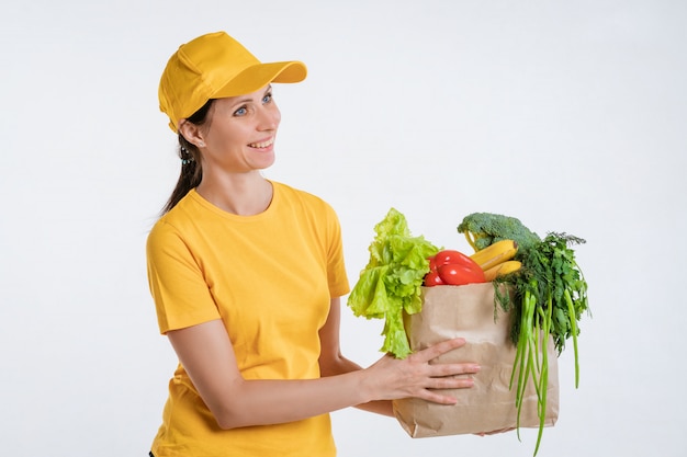 Foto grátis trabalhador de entrega de comida feminina com pacote de comida