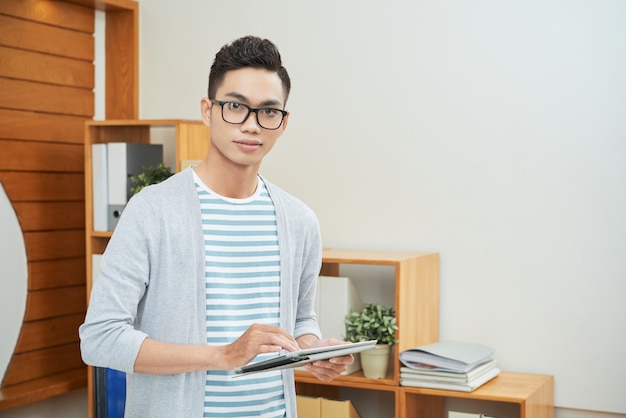 Trabalhador de escritório casual com tablet