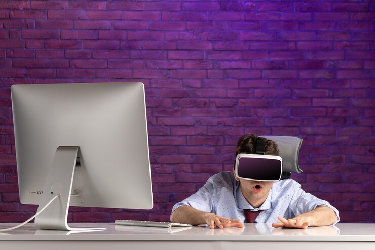 Foto grátis trabalhador de escritório com visão frontal atrás de uma mesa de escritório jogando realidade virtual