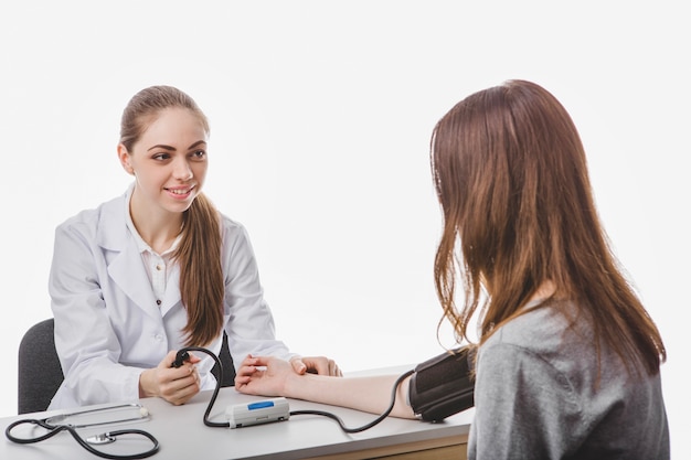 Trabalhador de medicina que examina tensão para mulher