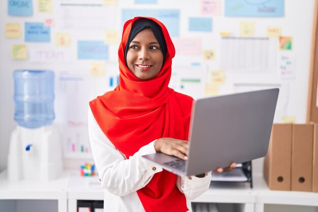 Trabalhador de negócios jovem e bonita usando laptop trabalhando no escritório